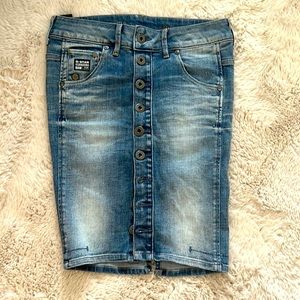 Mid size denim skirt.